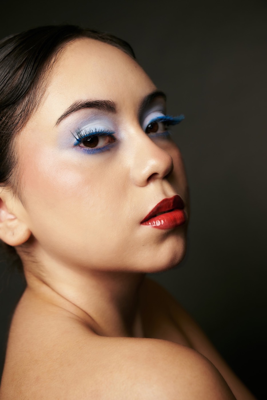 Retrato con sombra azul sobre fondo oscuro
