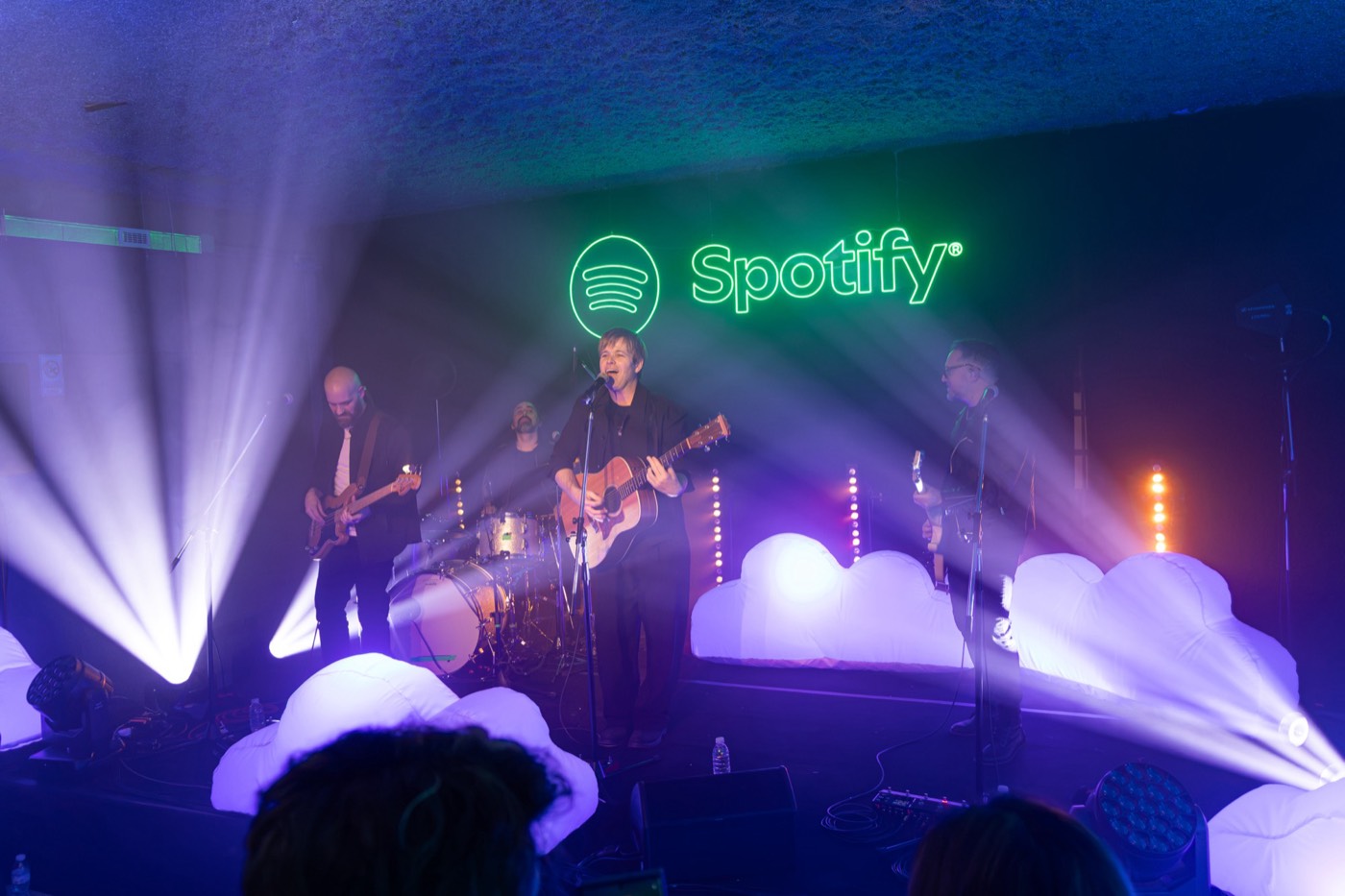 El show en Casa Spotify, con nubes iluminadas en el escenario