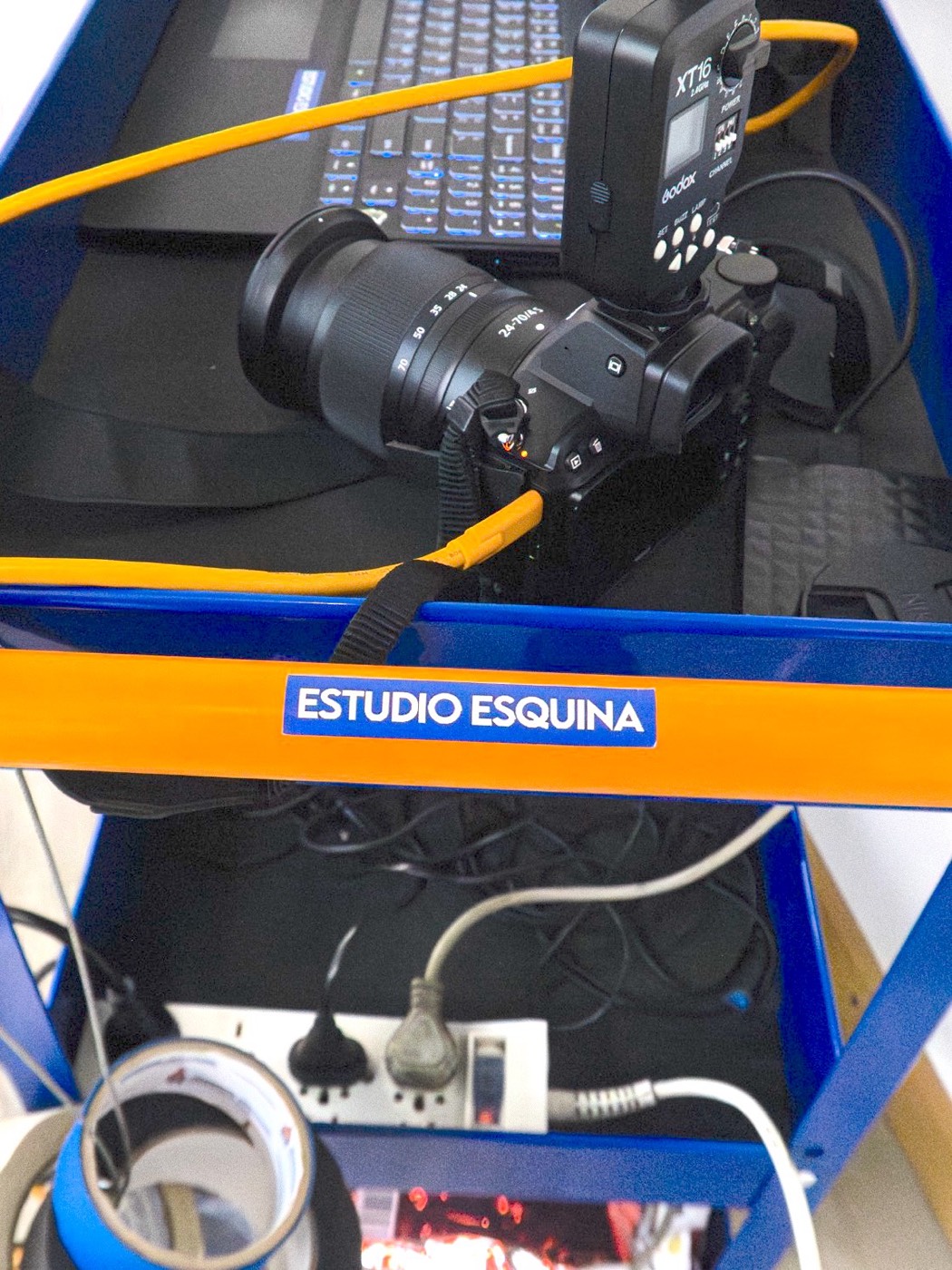 Carrito de trabajo con la cámara y la etiqueta Estudio Esquina