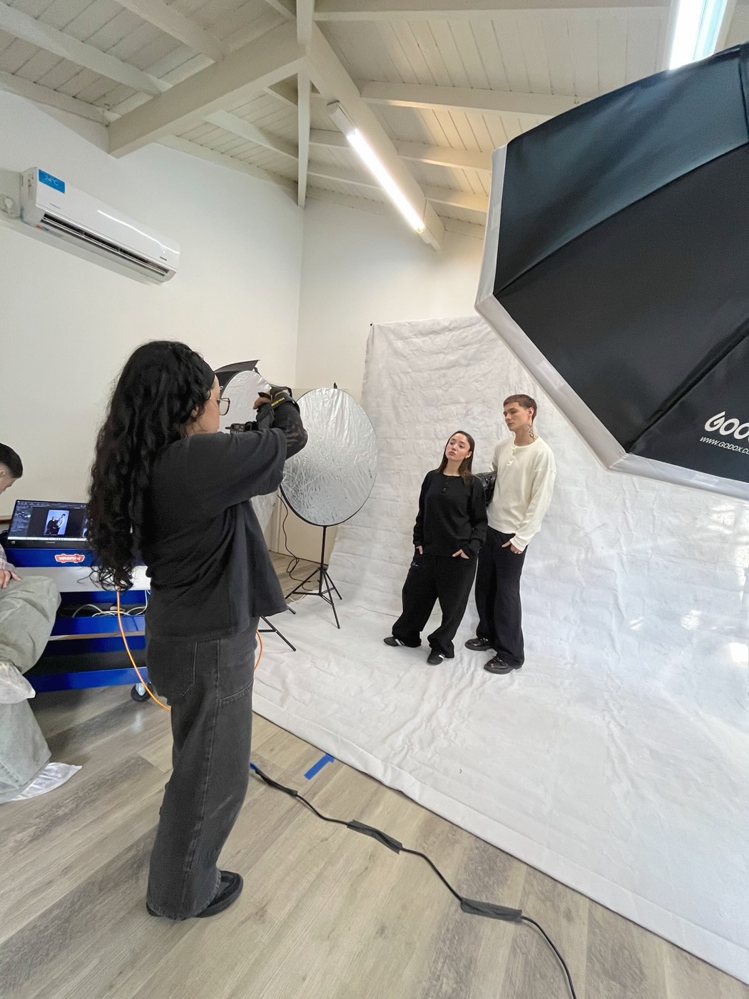 Fotografiando a una pareja sobre fondo blanco