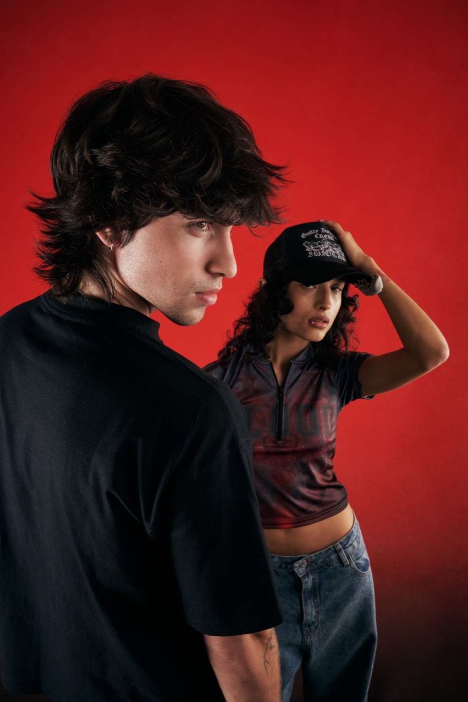 Guilty Kids, colección Celos: pareja de espaldas y perfil