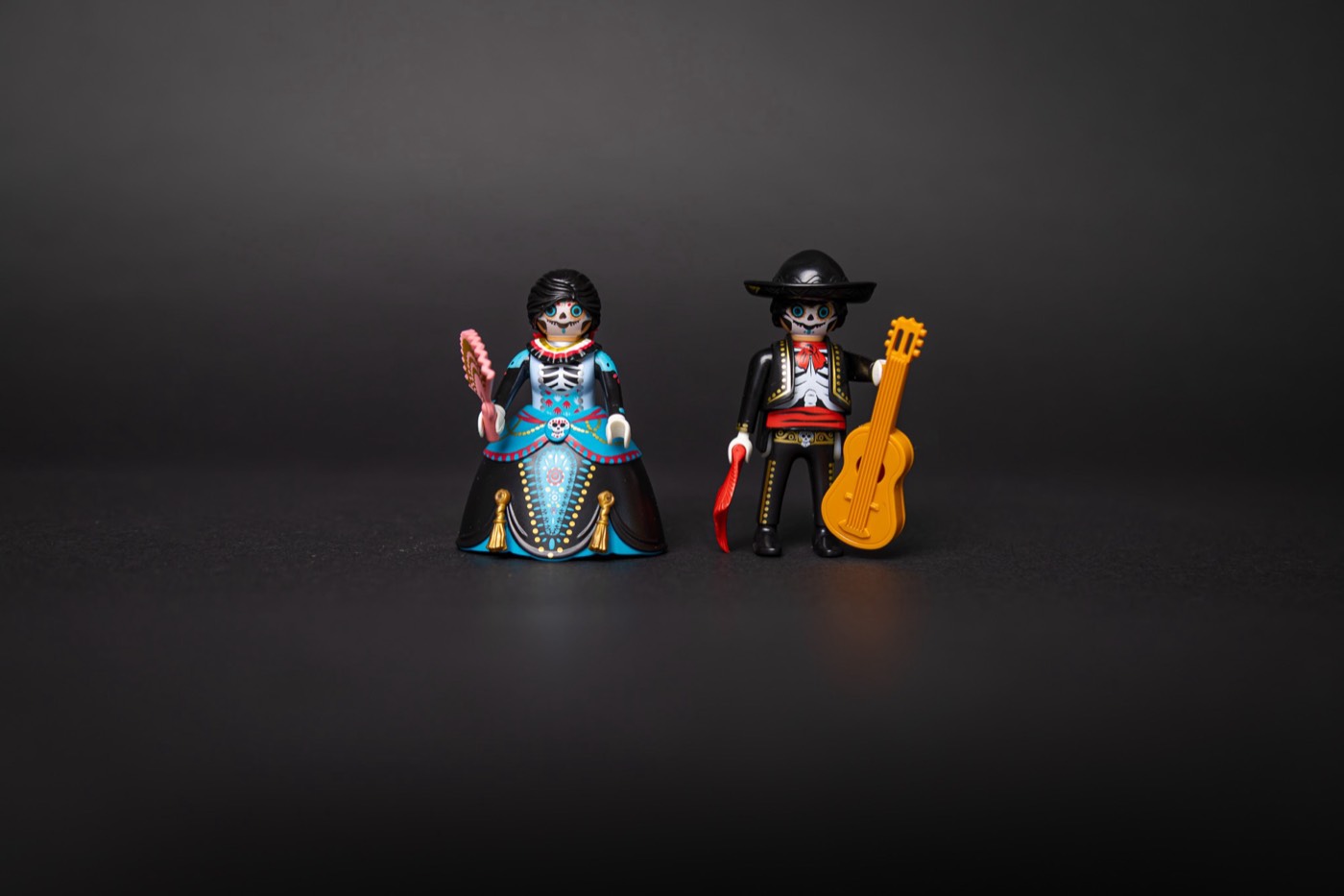 Figuras de calaveras con guitarra