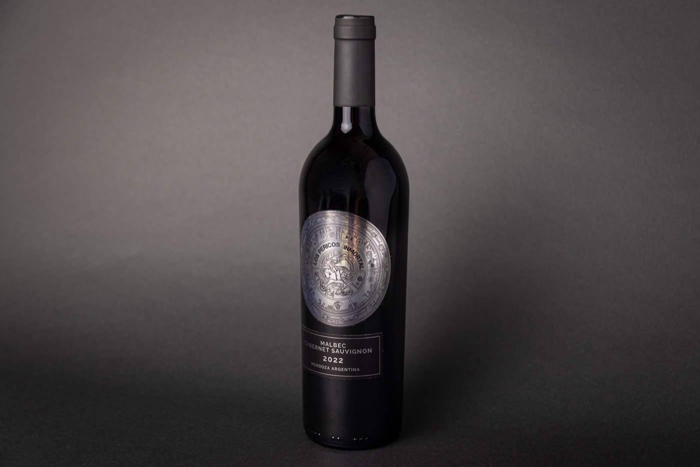 Botella de vino con etiqueta de Inmortal