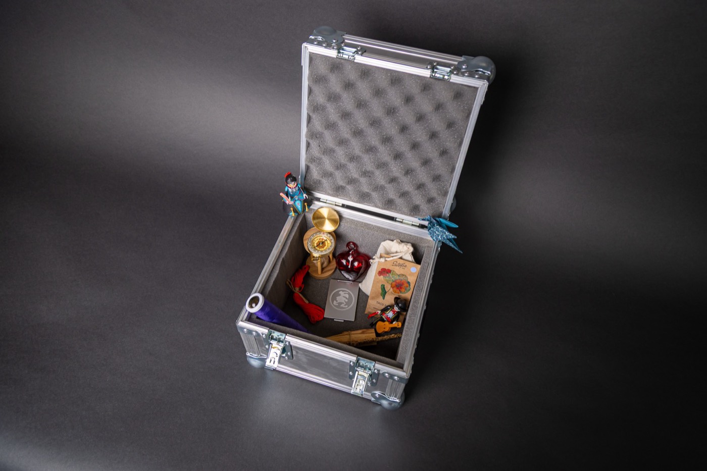 La caja de Inmortal abierta, con los objetos adentro