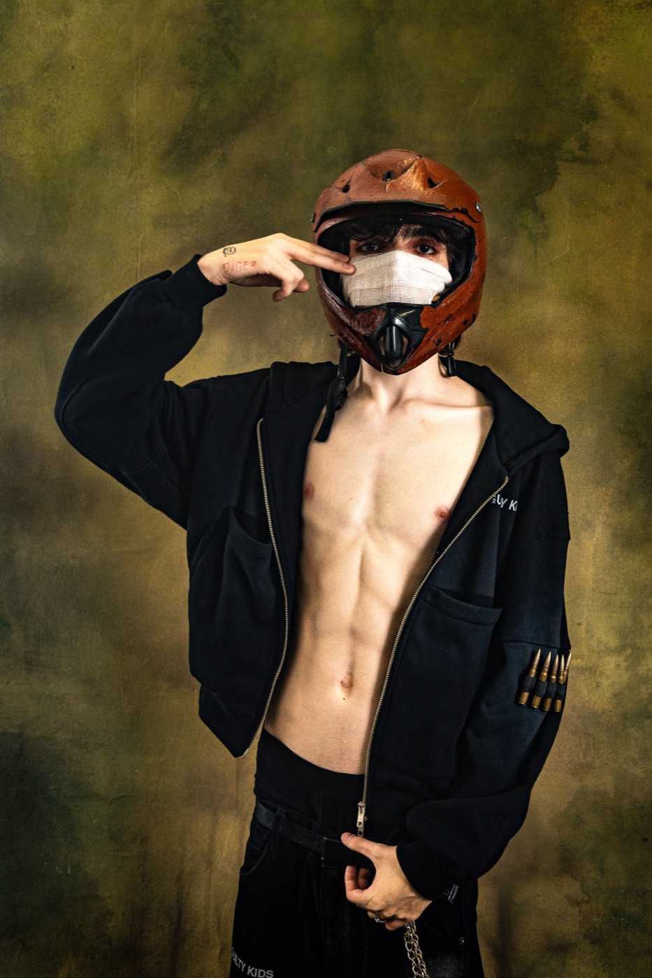 Guilty Kids, colección Legión: modelo con casco