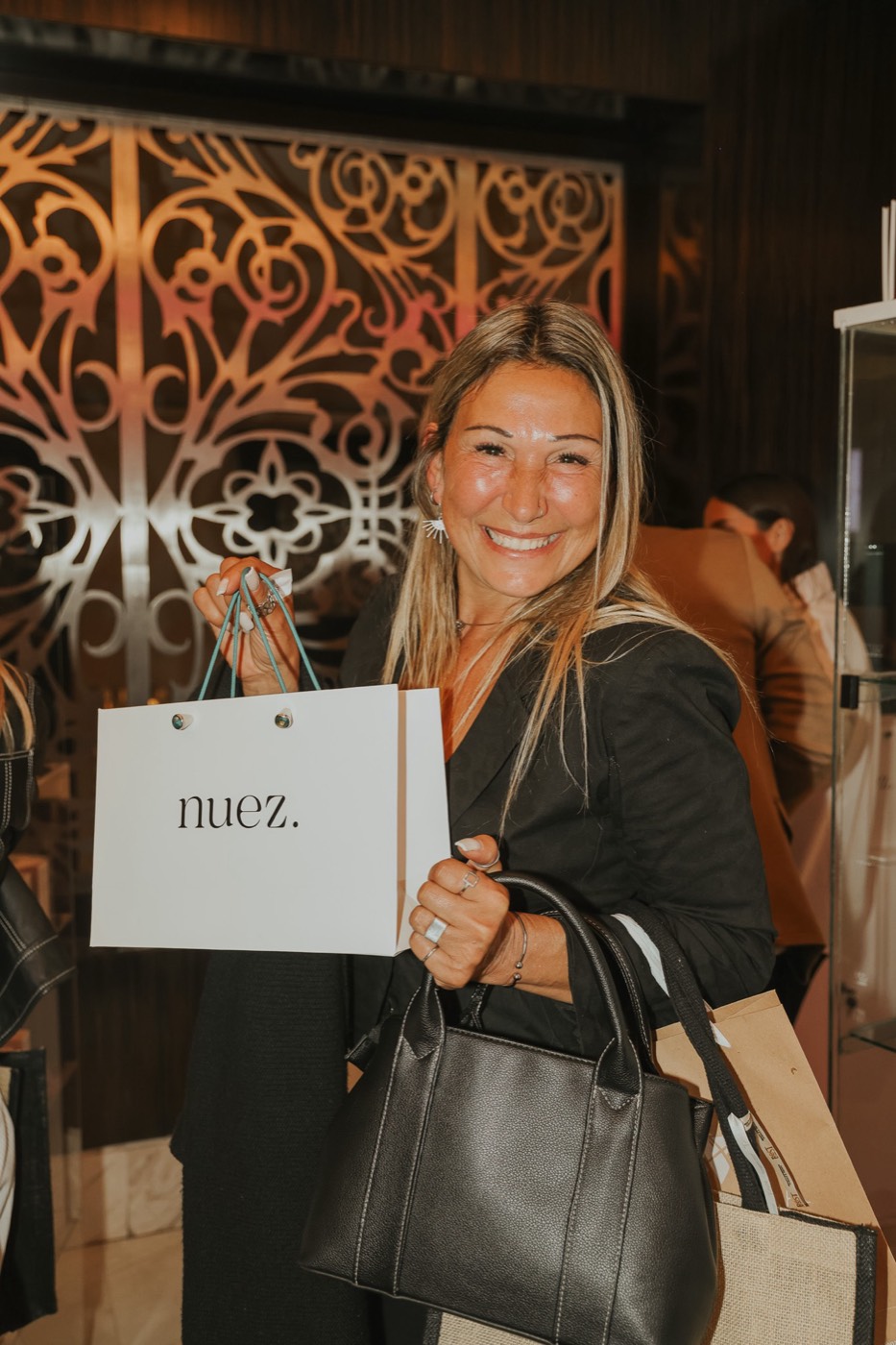 Invitada con la bolsa de Nuez