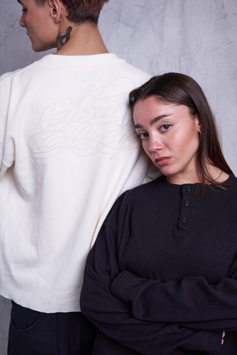 Skin&Clo: pareja, buzo blanco con el logo