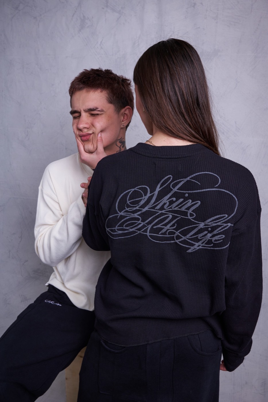 Skin&Clo: pareja, buzo con el logo bordado en la espalda