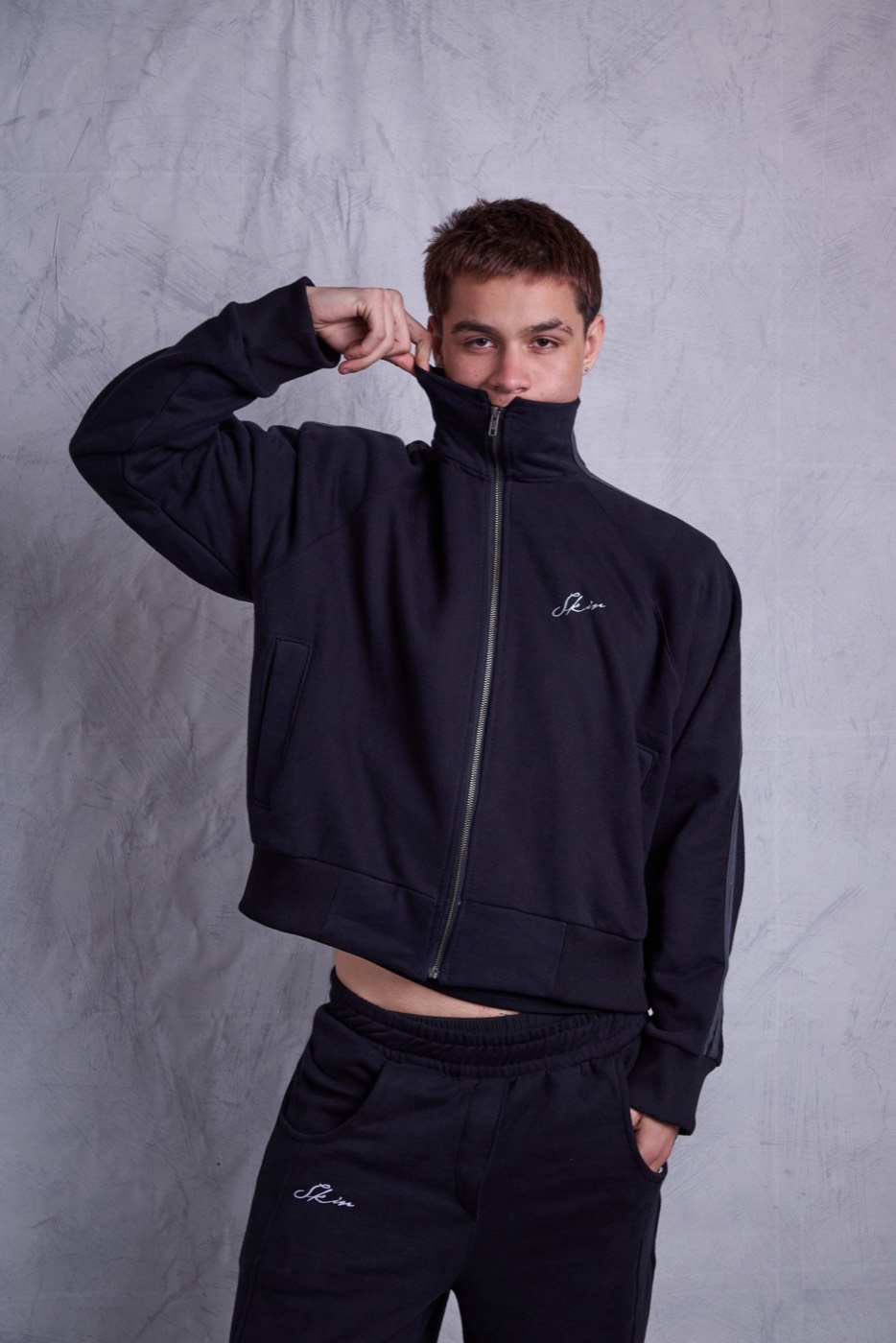 Skin&Clo: modelo con campera deportiva