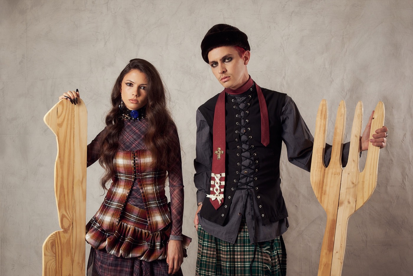 Wife Punk: pareja con un cuchillo y un tenedor de madera gigantes
