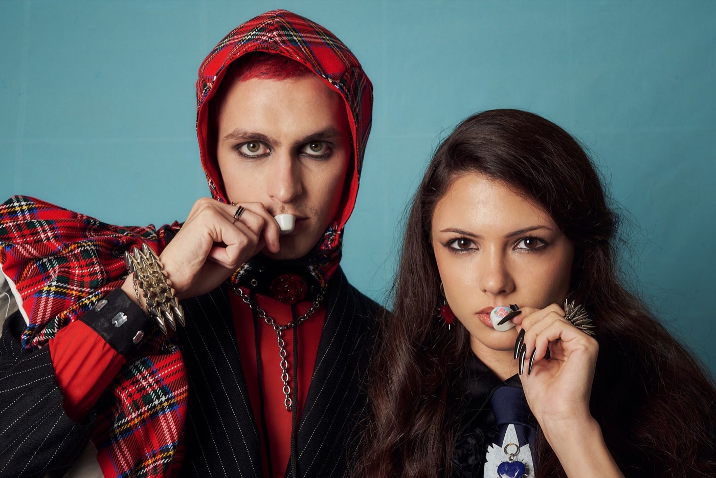 Wife Punk: pareja en escocés rojo sobre fondo celeste
