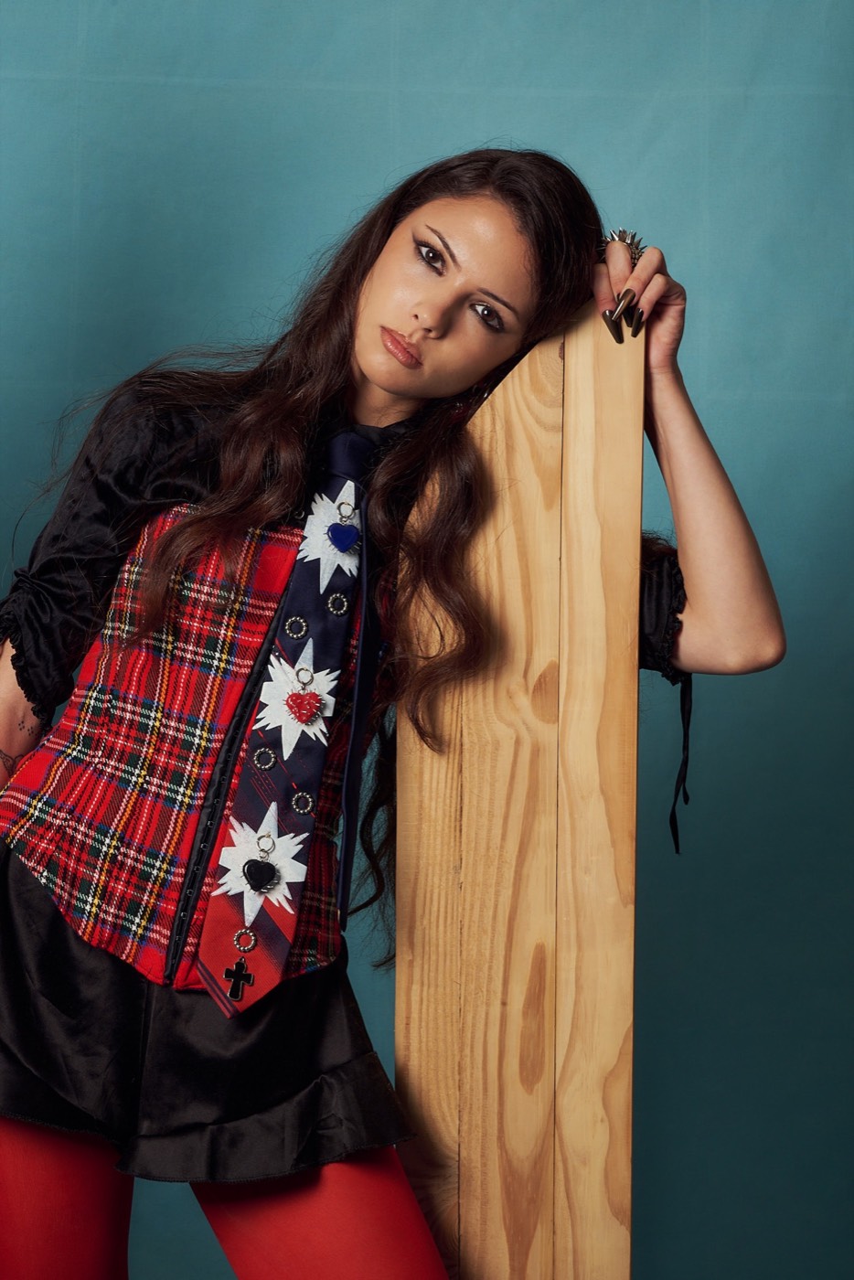 Wife Punk: modelo apoyada en un cuchillo de madera